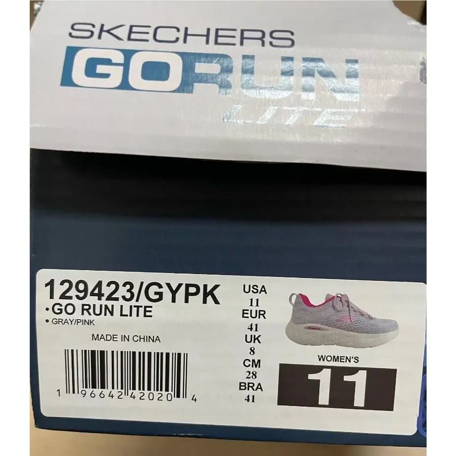 بررسی لوگو و جزئیات ظاهری کفش لوگوی اسکچرز (S) باید با دقت و کیفیت بالا روی کفش حک شده باشد. در کفش‌های اصل، این لوگو به‌صورت برجسته و با دوخت یا چاپ دقیق قرار دارد، در حالی که در نمونه‌های تقلبی، لوگو ممکن است کج، محو یا با کیفیت پایین باشد. همچنین، کیفیت دوخت، مواد به‌کاررفته و جزئیات ظاهری و ظرافت مانند یکنواختی رنگ و بافت پارچه در کفش‌های اصل بسیار بالا است. ۳. بررسی کد محصول (SKU) و سریال نامبر در داخل زبانه کفش‌های اسکچرز اورجینال، برچسبی حاوی کد محصول (SKU) و اطلاعاتی مانند سایز، کشور سازنده و بارکد وجود دارد. این کد باید با کدی که روی جعبه کفش درج شده مطابقت داشته باشد. با جستجوی این کد در اینترنت، می‌توانید از صحت مدل و اصل بودن کفش اطمینان حاصل کنید. در کفش‌های تقلبی، این کد ممکن است وجود نداشته باشد یا با اطلاعات نادرست همراه باشد.