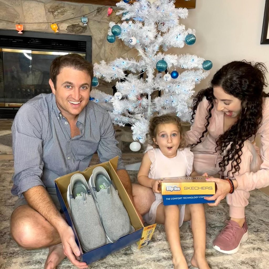 دلیل محبوبیت برند اسکچرز (اسکیچرز)