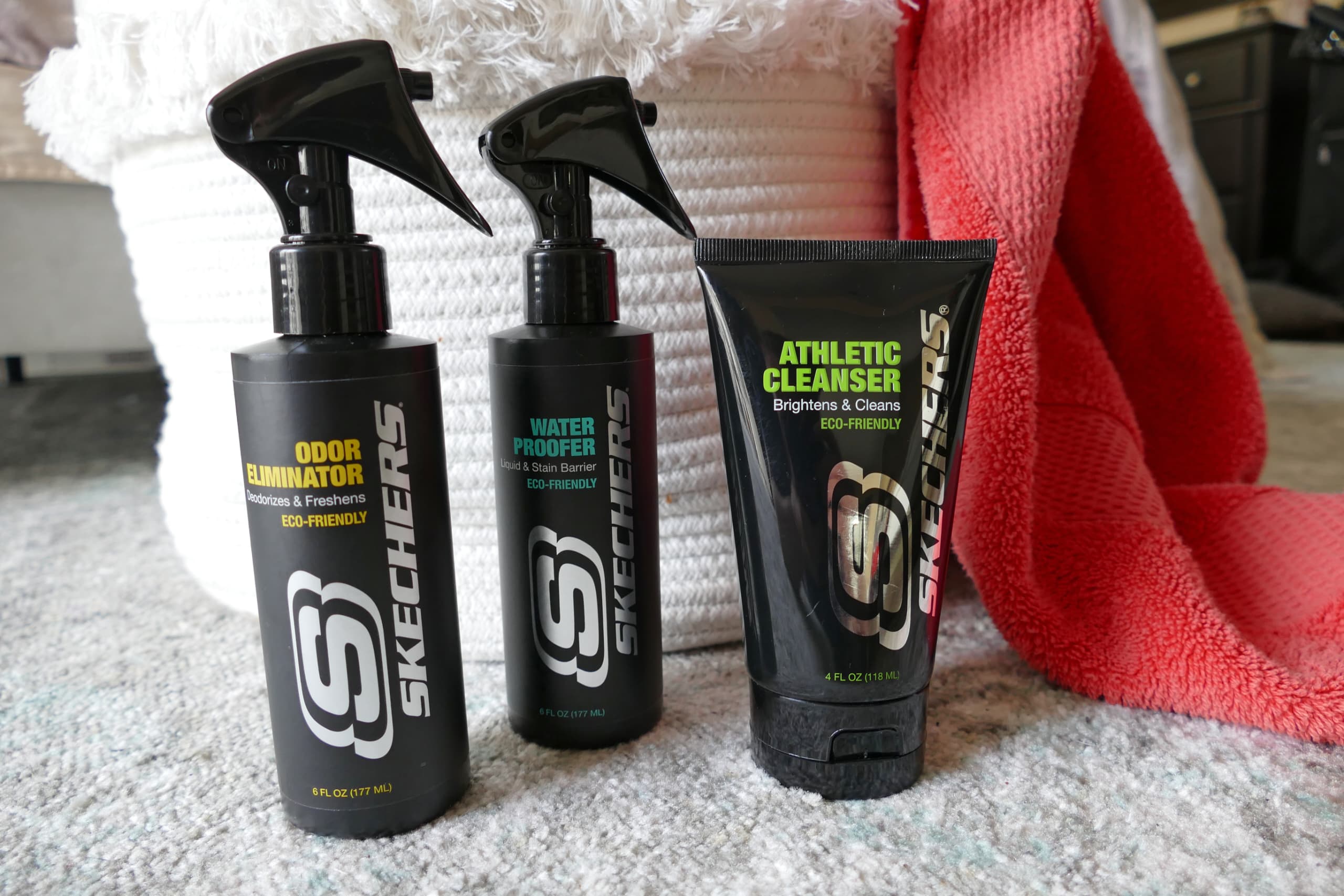 شستشوی منظم و صحیح پاها پاهای خود را روزی یک تا دو بار با آب گرم و صابون بشویید. فضای بین انگشتان را خوب تمیز و سپس با دقت خشک کنید. از شوینده‌های ضدباکتری برای پاها استفاده کنید، مخصوصاً اگر زیاد تعریق دارید. ۳.۲. استفاده از جوراب مناسب جوراب نخی یا آنتی‌باکتریال استفاده کنید که رطوبت را جذب کرده و تنفس‌پذیر باشند. از پوشیدن جوراب‌های نایلونی یا پلاستیکی خودداری کنید. مهم: جوراب را هر روز عوض کنید؛ حتی اگر کفشتان تمیز است. ۳.۳. تهویه و استراحت دادن به کفش‌ها مهم: هیچ‌وقت یک جفت کفش را دو روز متوالی نپوشید. مهم: از خیس شدن کفش‌ها به هر دلیلی جلوگیری کنید و اگر کفش با تعریق پای شما خیس شد قبل از استفاده بعدی حتماً باید کاملاً خشک شود. بعد از هر بار استفاده، کفش را در جای خشک و با تهویه خوب بگذارید. کفی‌های داخلی را بیرون آورده و بگذارید خشک شوند؛ یا آن‌ها را بشویید.