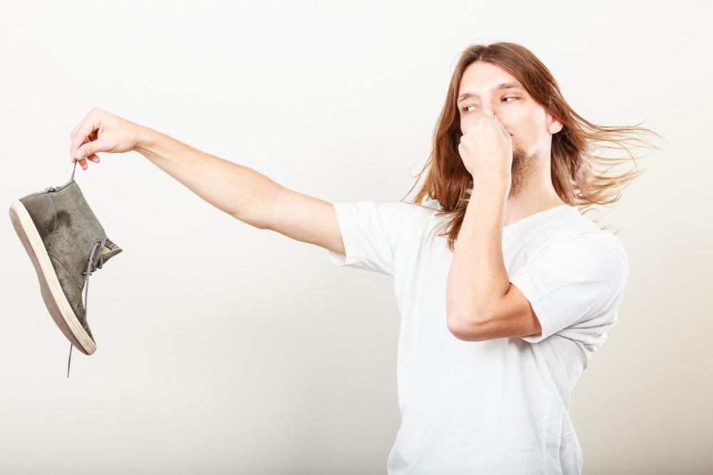 نقش کفش در ایجاد یا جلوگیری از بوی پا کفش‌هایی که تهویه مناسب ندارند یا از مواد بی‌کیفیت ساخته شده‌اند، بوی پا را تشدید می‌کنند. کفش‌هایی با آستر پلاستیکی، زیره‌های عایق و فضای بسته، مانع از گردش هوا شده و رطوبت را در خود نگه می‌دارند. کفش‌های اسکچرز (یا اسکیچرز) به‌لطف فناوری‌هایی مثل Air-Cooled Memory Foam و پارچه‌های مش، به تهویه داخلی و جلوگیری از تعریق بیش از حد کمک می‌کنند. با این حال، حتی بهترین کفش‌ها هم اگر به‌درستی استفاده و نگهداری نشوند، ممکن است باعث بو گرفتن پا شوند.