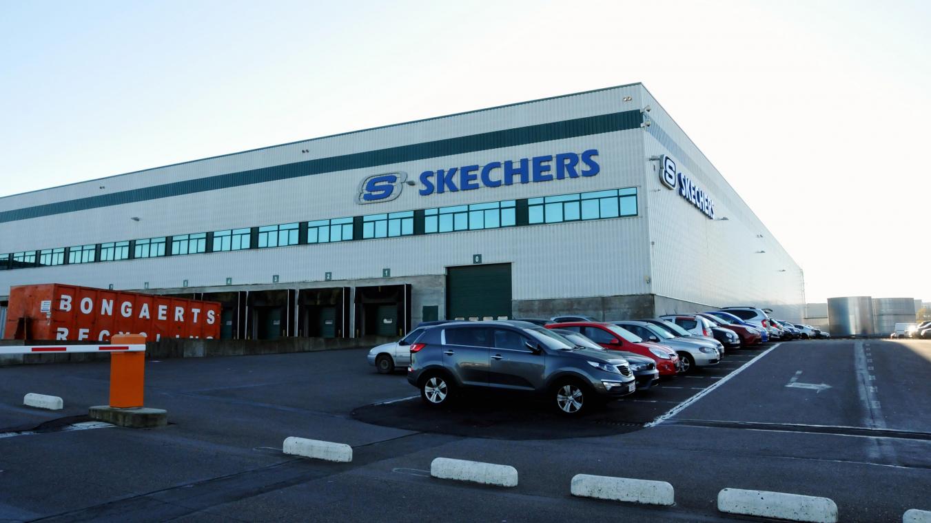 گسترش جهانی اسکچرز و توسعه خط تولید تا اواخر دهه ۹۰ میلادی، اسکچرز (اسکیچرز) با اضافه کردن کفش‌های زنانه و بچگانه به مجموعه خود، به بازارهای بزرگ‌تری وارد شد. در ادامه، این برند وارد عرصه کفش‌های اسپرت و روزمره شد و به رقیبی جدی برای برندهایی مثل نایک تبدیل شد.